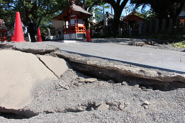 亀裂に沿って隆起した妙見宮の地面＝７月31日、八代市