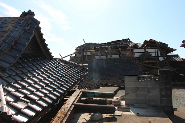 大きな被害を受けた浄國寺の山門（手前）と本堂＝７月30日、八代市
