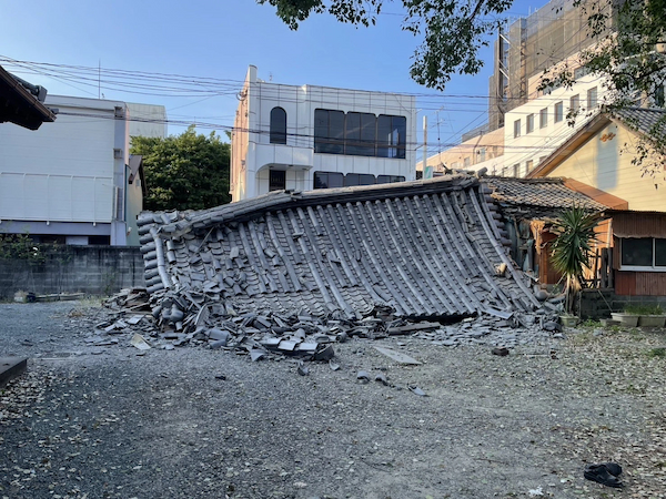 原形を失った日蓮宗浄信寺の山門