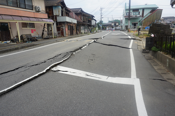 大きく隆起した宇城市小川町の道路
