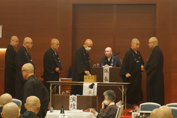 宗務総長選挙で投票する宗議会議員＝東京都港区