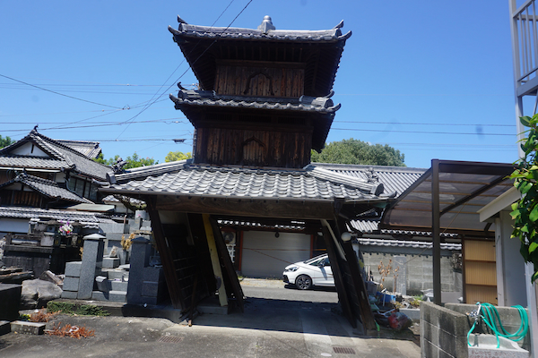 大きく傾いた養林寺の山門