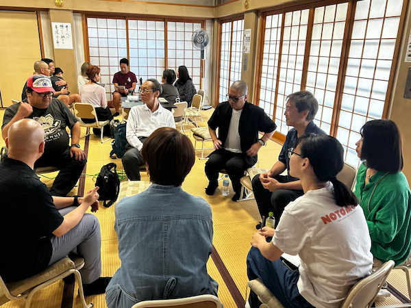 輪になって感想を語り合う参加者ら