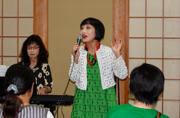 美しい歌声を披露した須山公美子さん＝10月11日、平林寺