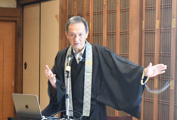 「縁起でもない話をしよう会」について語る妙行寺の井上住職＝７日、東大阪市の光教寺