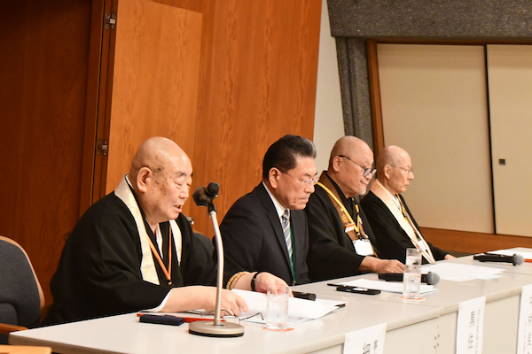 2027年8月に開く比叡山宗教サミット40周年記念「世界宗教者平和の祈りの集い」に向けた日本宗教代表者会議の発足で開かれた記者会見に臨む細野氏、黒住氏、中村氏、杉谷氏（左から）＝9月8日、京都市左京区の京都国際会館