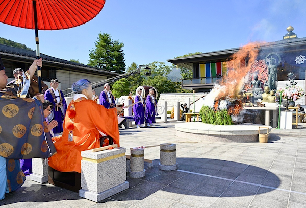 伊藤真聰苑主が導師を務めた「立教90年斉燈護摩法要」=10日、山梨県富士河口湖町の真澄寺山梨別院
