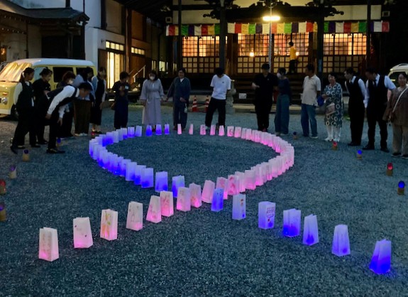 「ピンク&ブルーリボン運動」のライトアップ＝10月11日、平林寺