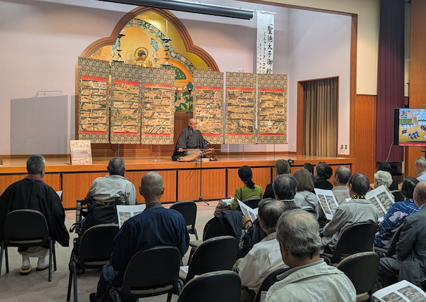 真宗講演会の参加者約80人は、話に聞き入っていた