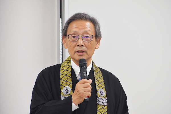 本寂上人の生涯を解説する赤松所長