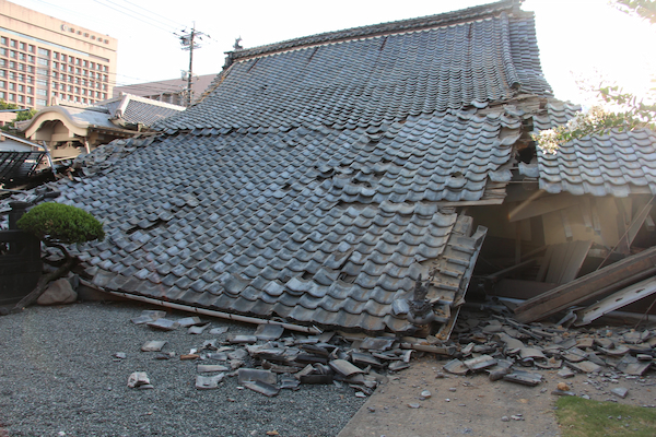 「屋根が垂直に落ちた」という光圓寺の本堂＝７月30日、八代市