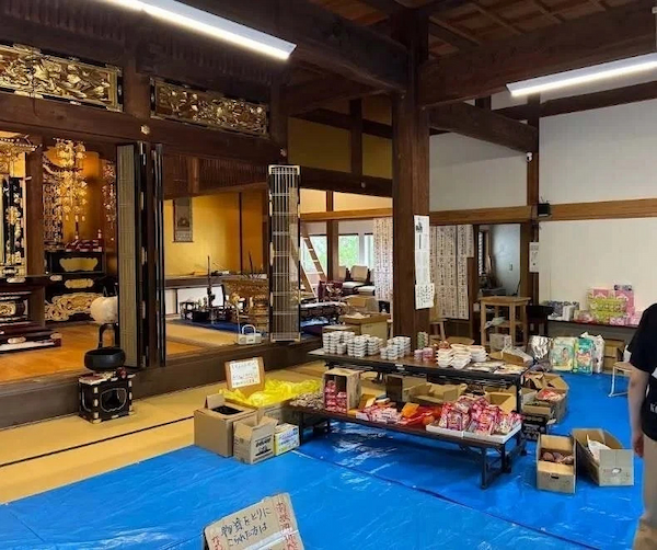 光照寺では本堂を支援拠点として活用している