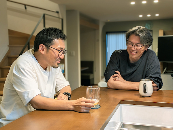 支援について語り合う金村さん（左）と猪飼さん