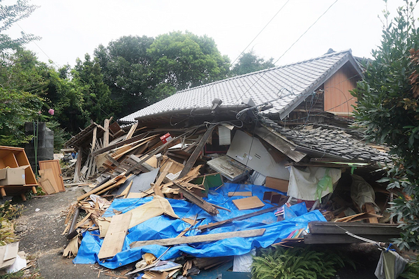 倒壊した庫裏＝八代市の醫王寺