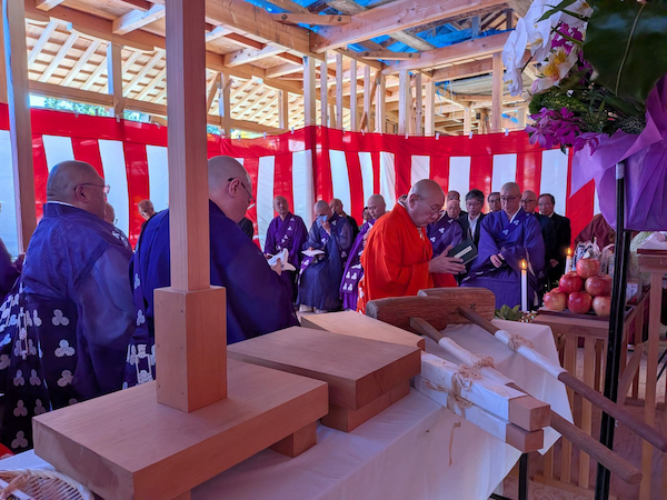 中村座主の導師で営まれた新本坊の上棟法要=和歌山県岩出市の総本山根來寺