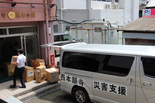 次々と届く支援物資を下ろす職員＝７月30日、熊本市中央区の浄土真宗本願寺派熊本教区教務所
