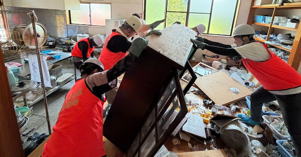 庫裏の食器棚を撤去する本山や熊本教務所の職員＝11日、浄照寺