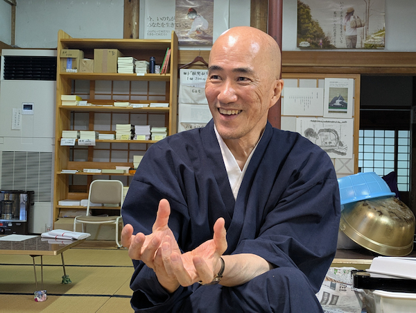 アレン・ネルソンさんとの思い出について語る光闡坊住持で真宗大谷派僧侶の佐野明弘さん
