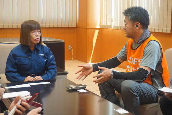 面談する豊田議長（左）と稲場代表