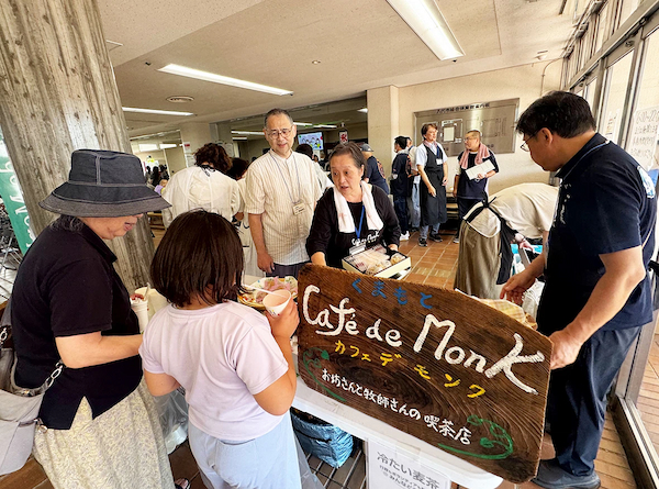 避難所で開かれたカフェデモンクプラス＝８月19日、八代トヨオカ地建アリーナ
