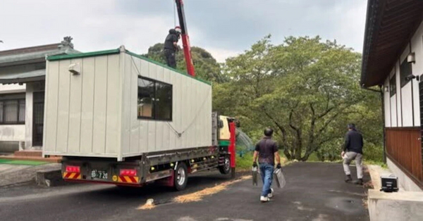 佐賀県みやき町の妙覚院に設置された支援物資を集積する防災備蓄倉庫＝４日（天台宗九州西教区提供）