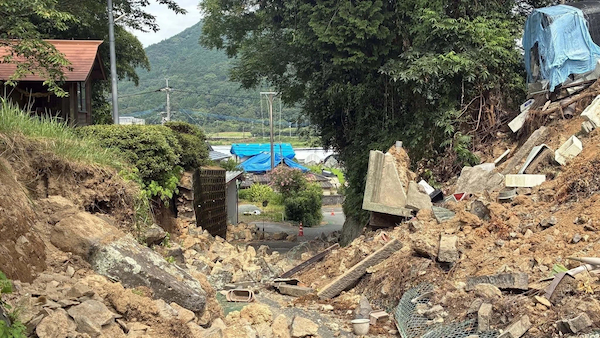 擁壁の崩壊でふさがれた道路＝熊本県宇城市豊野町