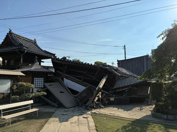 全壊した日蓮宗本成寺の本堂