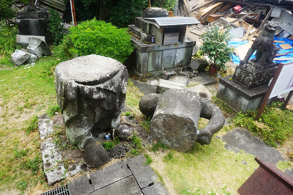 倒壊した庫裏＝八代市の醫王寺