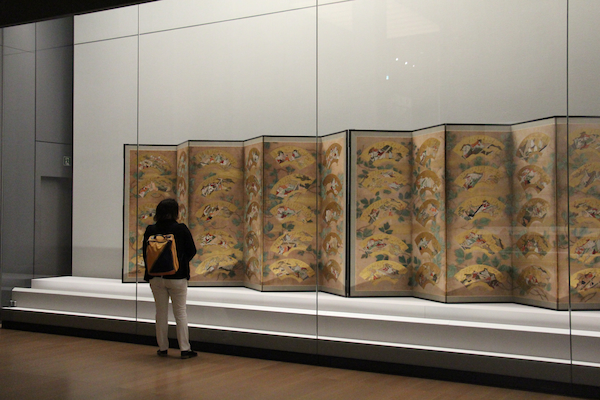 「源氏物語　王朝のかがやき」展に展示されている源氏物語図扇面貼交屏風（せんめんはりまぜびょうぶ