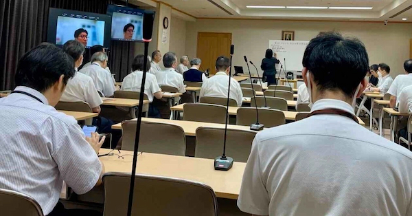 地震発生翌日の７月29日に行われた対策本部会議