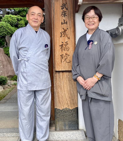 今井弘道住職（左）と薫さん。力を合わせて寺を支えた＝昨年10月13日、成福院