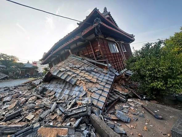 庫裏が大規模損壊した曹洞宗久巖寺=いずれも7月29日、熊本県八代市