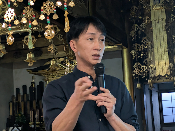自身の生い立ちと、依存症との向き合い方について語る渡邊洋次郎さん