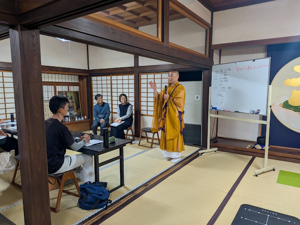 開会に当たり、趣旨を述べる永島住職