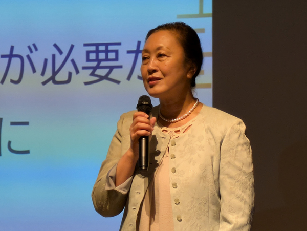 基調講演に臨む湯井恵美子さん