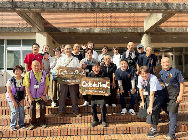 スタッフとして参加した宗教者ら＝８月19日、八代トヨオカ地建アリーナ
