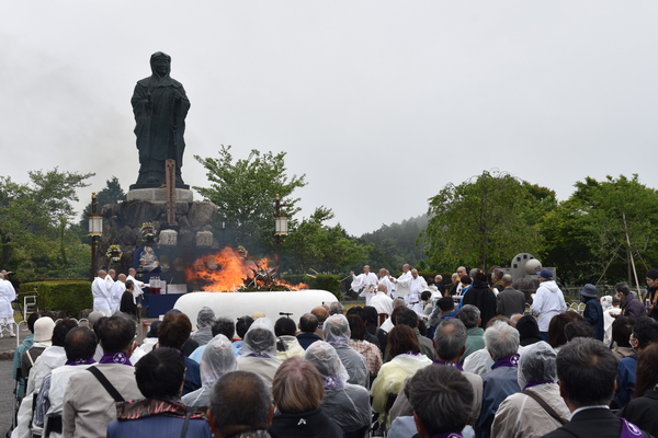 護摩木を焚いて世界平和や除災招福を祈る比叡の大護摩＝5月23日、大津市の総本山比叡山延暦寺の峰道広場
