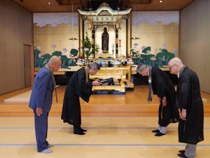 真宗大谷派は熊本市中央区の熊本教務支所に飲料水や見舞金を届けた（真宗大谷派提供）＝７月31日