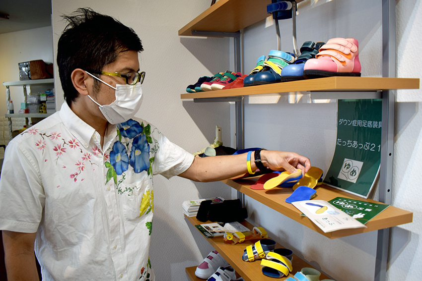 靴底に入れる補装具を説明する益川さん