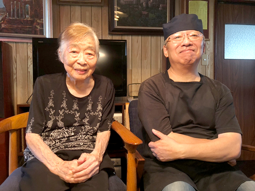 自宅にて。にこやかな大森さん親子