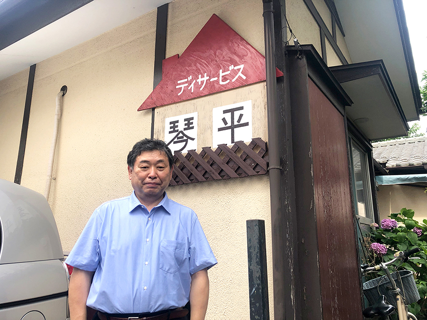 　増川信行（ますかわ・のぶゆき）1957（昭和32）年、東京生まれ。大学卒業後、学生時代から興味があった福祉には進まず、父親の経営する手打ちそば店を継いだ。父親が高齢になり、介護の在り方に疑問を抱いて、同級生たちとＮＰＯ法人麦畑を設立。2011（平成23）年には自ら地域密着型通所介護「デイサービス琴平」を立ち上げた。
