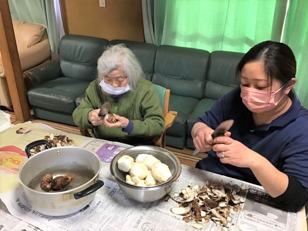 調理の際は利用者に皮むきをお願いすることも