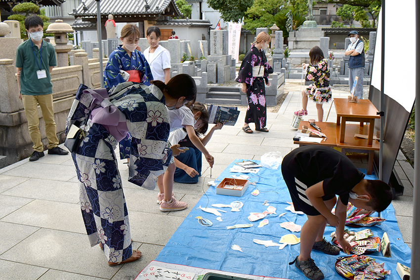 学生らが設けた体験コーナーで地蔵盆を楽しむ子どもたち