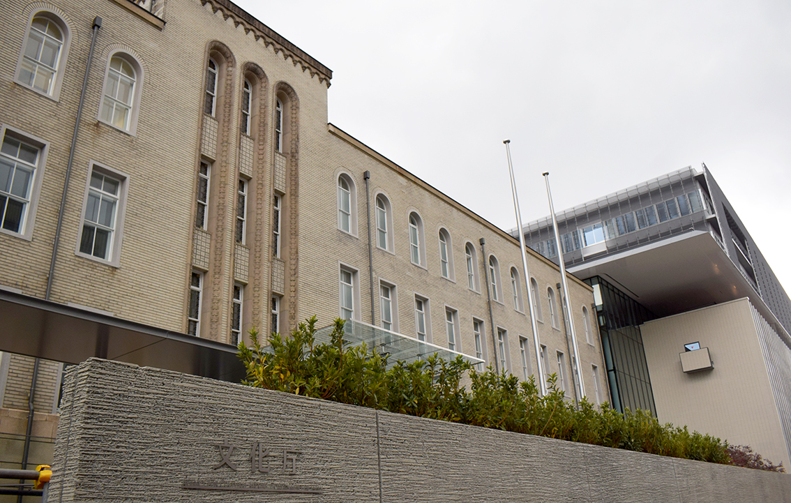 文化庁が移転する旧京都府警本部本館(左)と新築された庁舎=京都市上京区