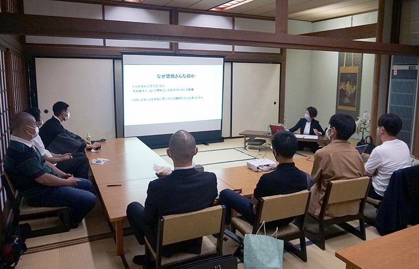 安楽寺で開催された勉強会。寄り添うことの大切さを語り合った