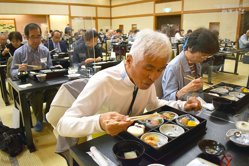 フレイル予防レシピの料理を試食する大津市民
