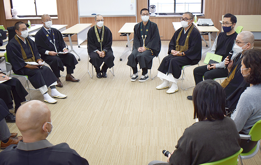 介護者カフェの研修会でグループトークを行う僧侶ら