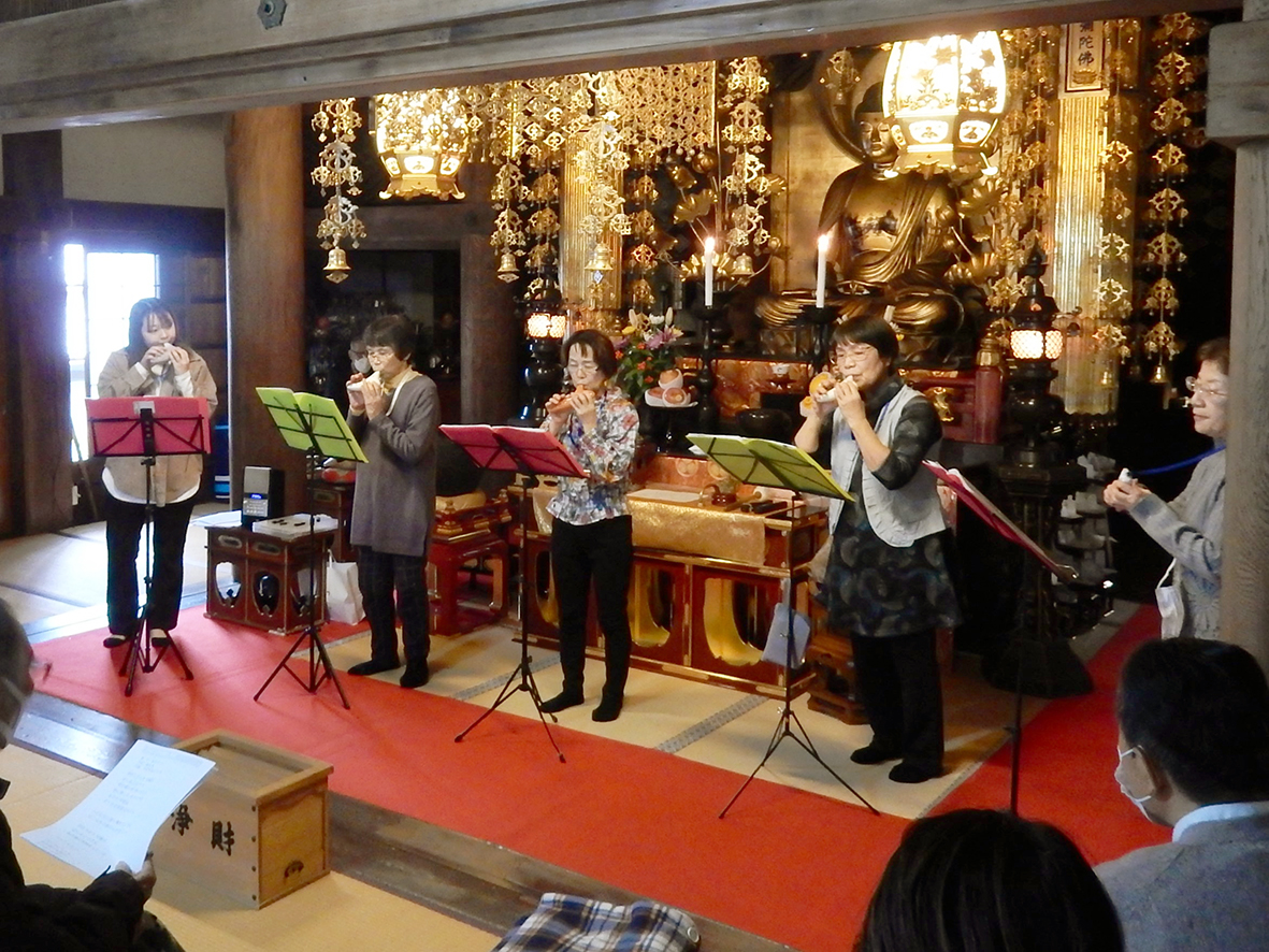 本堂で行われたオカリナの演奏会