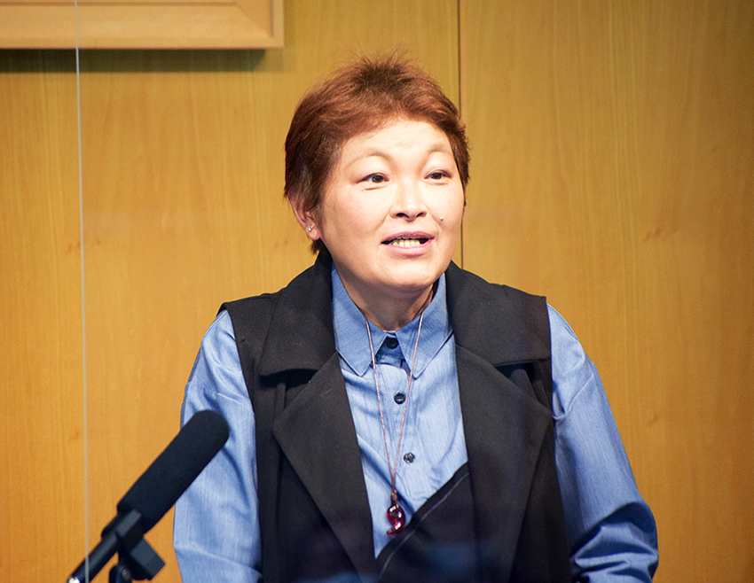 講演する上野さん