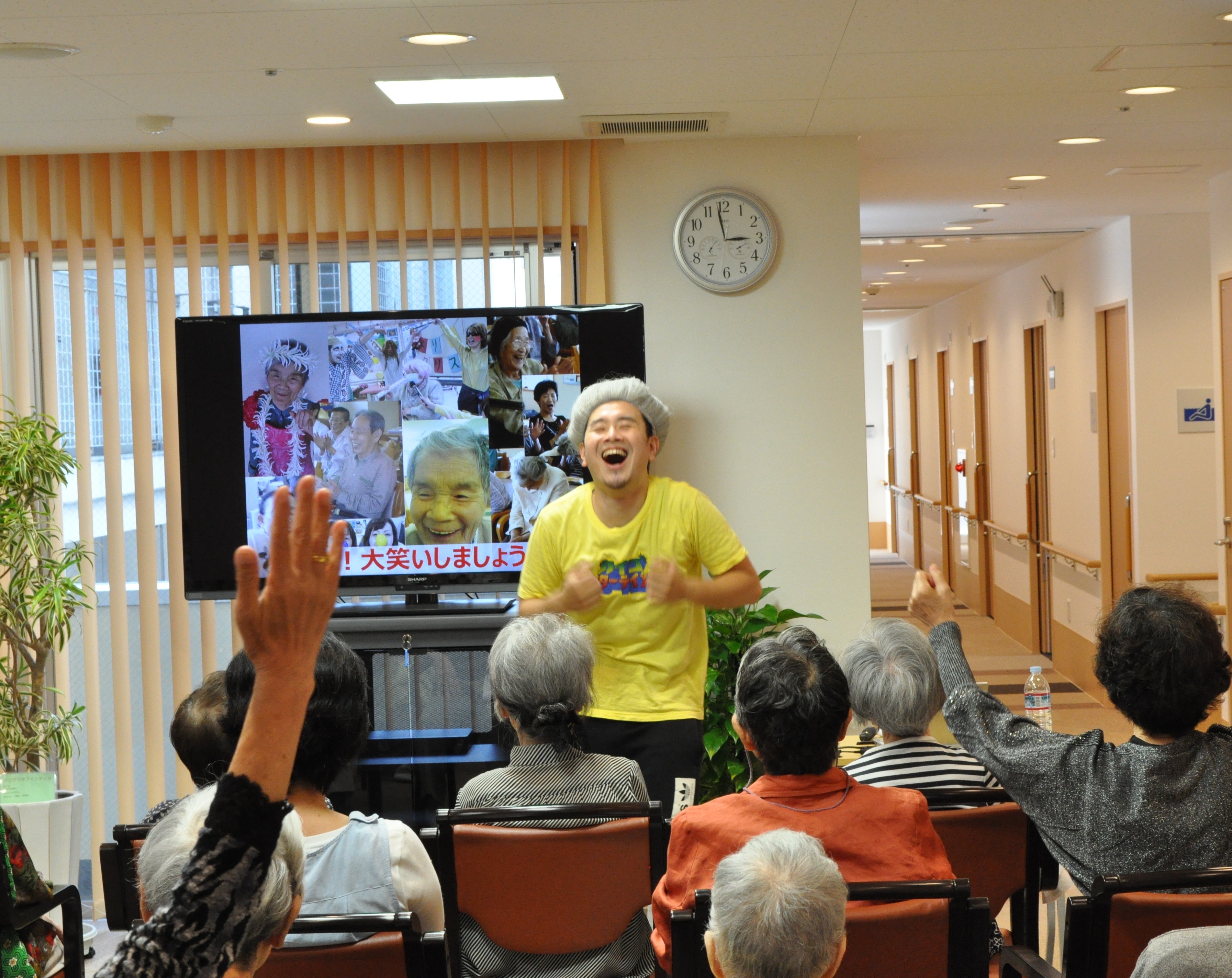 笑顔で体操をする石田さん（提供写真）